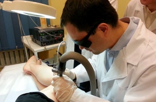 Transdermalny zabieg laseroterapii naczyń żylnych