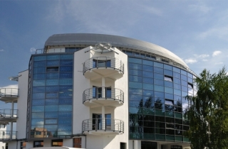 Budynek Centrum Medycznego Golden Care we Wrocławiu.